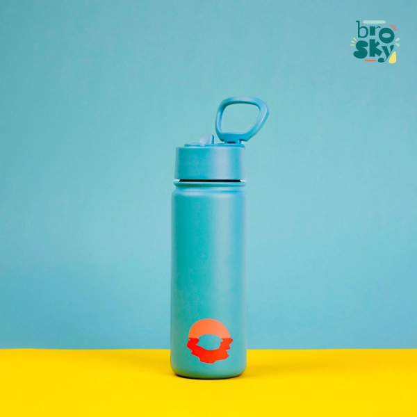 Brosky O. Jasnoniebieski bidon na wodę ze słomką 550 ml