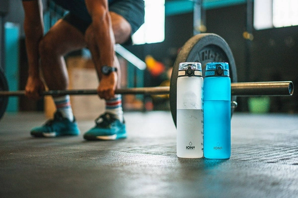 ION8 Przezroczysta butelka na wodę z miarką motywacyjną 1000 ml