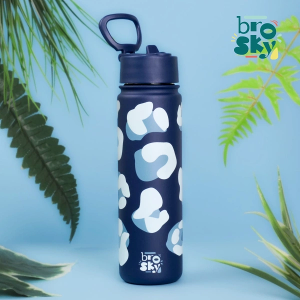 Brosky Wild Granatowa butelka na wodę z nadrukiem w motyw zwierzęcy 680 ml